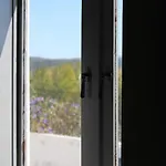 Laurinda - Quiet Town House In Old Vakantiehuis